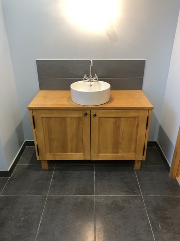 Création d'un meuble de salle de bain en bois à Bergerac